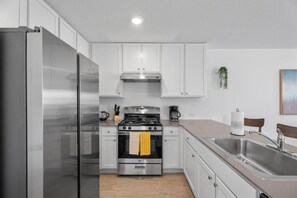 Coffee/tea maker, fridge, electric kettle, cookware/dishes/utensils - Modern Comfort in New braunfels (New Braunfels)