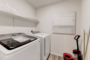 Interior - 4 Bedrooms in Center of Temple (Temple)