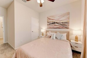 4 bedrooms, iron/ironing board - Spacious Modern 5 beds House in Troy (Troy)