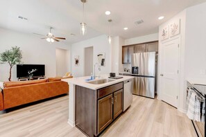 Fridge, microwave, oven, stovetop - Spacious Modern 5 beds House in Troy (Troy)