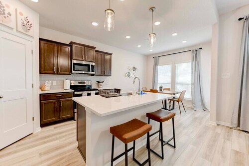 Spacious Modern 5 beds House in Troy