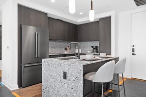 Batterie de cuisine, vaisselle et ustensiles, tables à manger