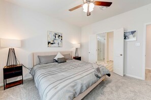 4 Schlafzimmer, Bügeleisen/Bügelbrett