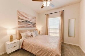 4 Schlafzimmer, Bügeleisen/Bügelbrett