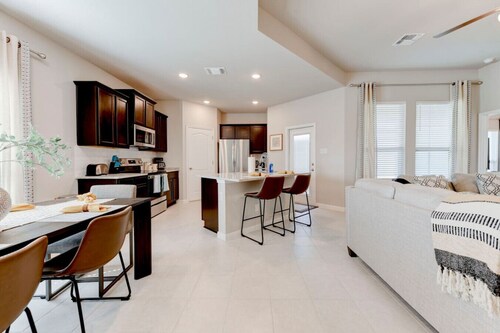 East Temple Crew Housing | 4BR w/ Parking
