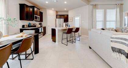 East Temple Crew Housing | 4BR w/ Parking