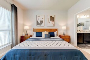 4 Schlafzimmer, Schreibtisch, Bügeleisen/Bügelbrett, Bettwäsche