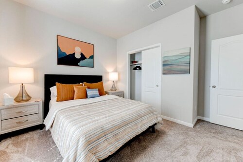 East Temple Crew Housing | 4BR w/ Parking