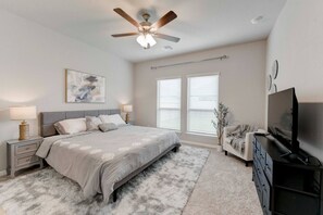 4 Schlafzimmer, Bügeleisen/Bügelbrett