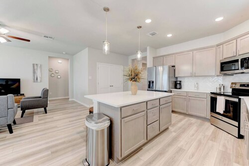 Spacious 4 Bedroom Home In Troy
