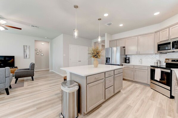 Fridge - Spacious 4 Bedroom Home In Troy (Troy)