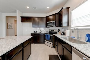 Kitchen Diner - 4 Bedroom 3 Bath Home in Temple (Temple)
