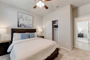 4 Schlafzimmer, Bügeleisen/Bügelbrett