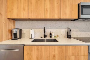Cookware/dishes/utensils, dining tables - Modern 1-Bedroom with City Views (Austin)