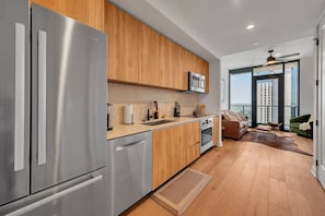Cookware/dishes/utensils, dining tables