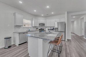 Fridge, microwave, oven, stovetop - Troy 4BR Hub for Business Pros (Troy)