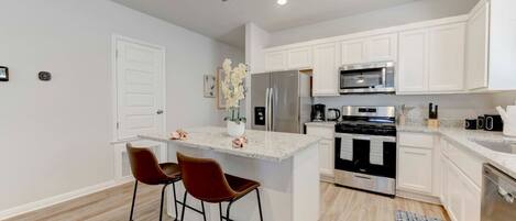 Cookware/dishes/utensils