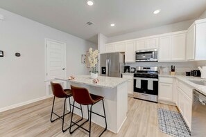 Cookware/dishes/utensils - Round Round Temporary Housing (Round Rock)