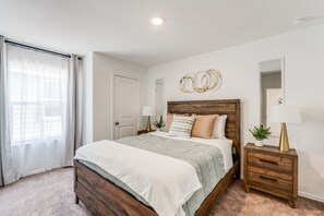 4 Schlafzimmer, Bügeleisen/Bügelbrett