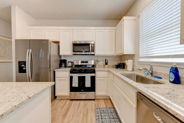 Kochgeschirr/Geschirr/Besteck, Esstisch