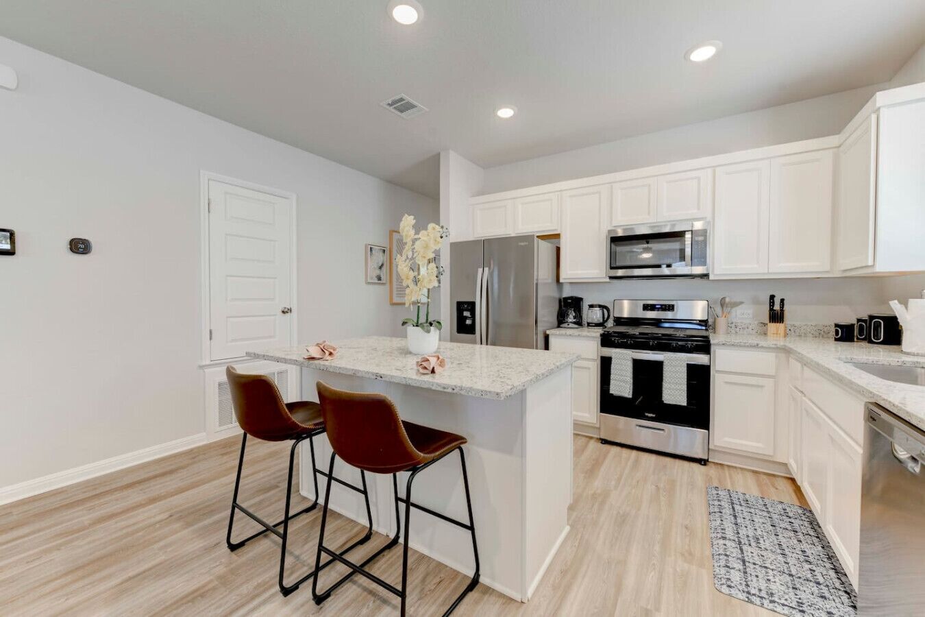 Cookware/dishes/utensils, dining tables