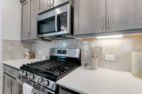 Cookware/dishes/utensils, dining tables