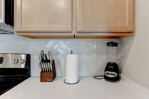 Coffee/tea maker, microwave, oven, dishwasher - 3 bedroom accommodation in Manor (Manor)