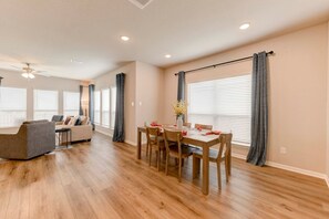 Dining - 3 bedroom accommodation in Manor (Manor)