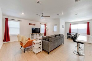 Living area - Brand New 4B Home in Jarrell (Jarrell)