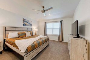 4 Schlafzimmer, Bügeleisen/Bügelbrett