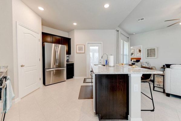 Keittoastiat/astiat/ruokailuvälineet, ruokailupöytä