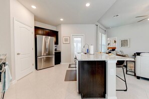 Cookware/dishes/utensils, dining tables