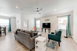 TV - Spacious Gateway in Jarrell (Jarrell)
