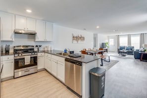 Fridge, microwave, oven, stovetop - New Braunfels Serene Gateway (New Braunfels)