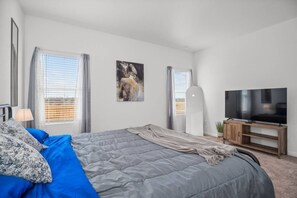 4 bedrooms, desk, iron/ironing board, WiFi