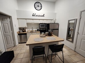 Microwave, oven, stovetop, dishwasher - New Listing in Clearwater
King Bed Cozy Condo (Clearwater)