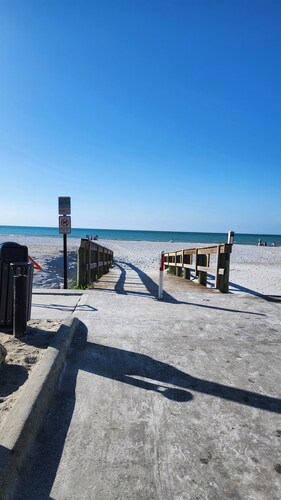  Clearwater Condo- King Bed, Resort vibe,  close to beach 