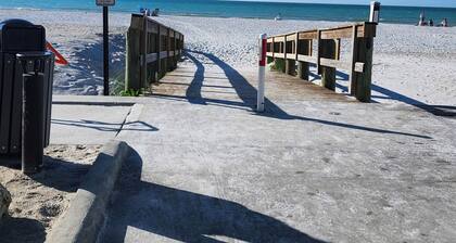 Clearwater Condo- King Bed, Resort vibe, close to beach