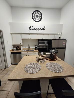 Microwave, oven, stovetop, dishwasher - New Listing in Clearwater
King Bed Cozy Condo (Clearwater)