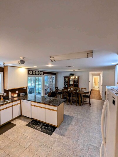 NEW LIST Cozy 3BR Family Home, Quiet Wooded Retreat, 20 Miles to Beach & Casino