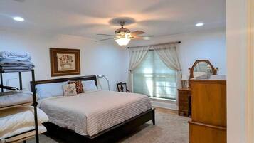 3 bedrooms, in-room safe, desk, WiFi