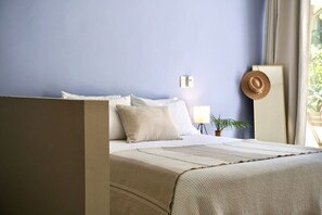 1 bedroom, desk, WiFi, bed sheets