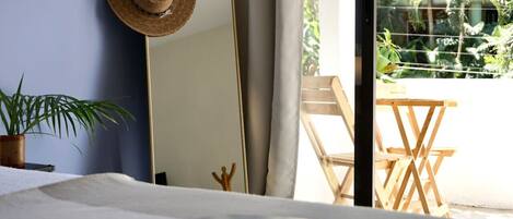 1 bedroom, desk, WiFi, bed sheets