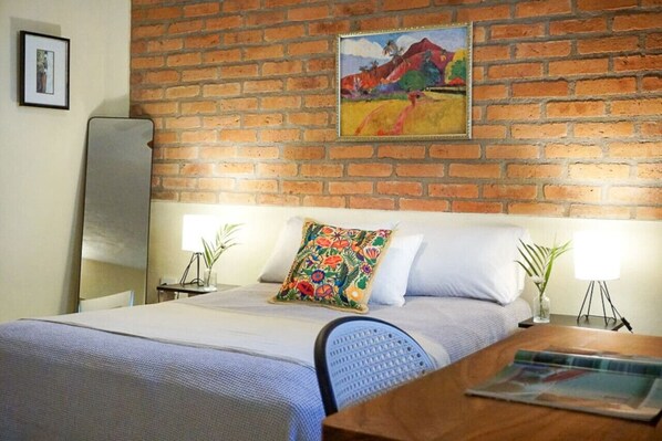 1 bedroom, desk, WiFi, bed sheets