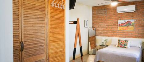 1 quarto, escrivaninha, Wi-Fi, roupa de cama