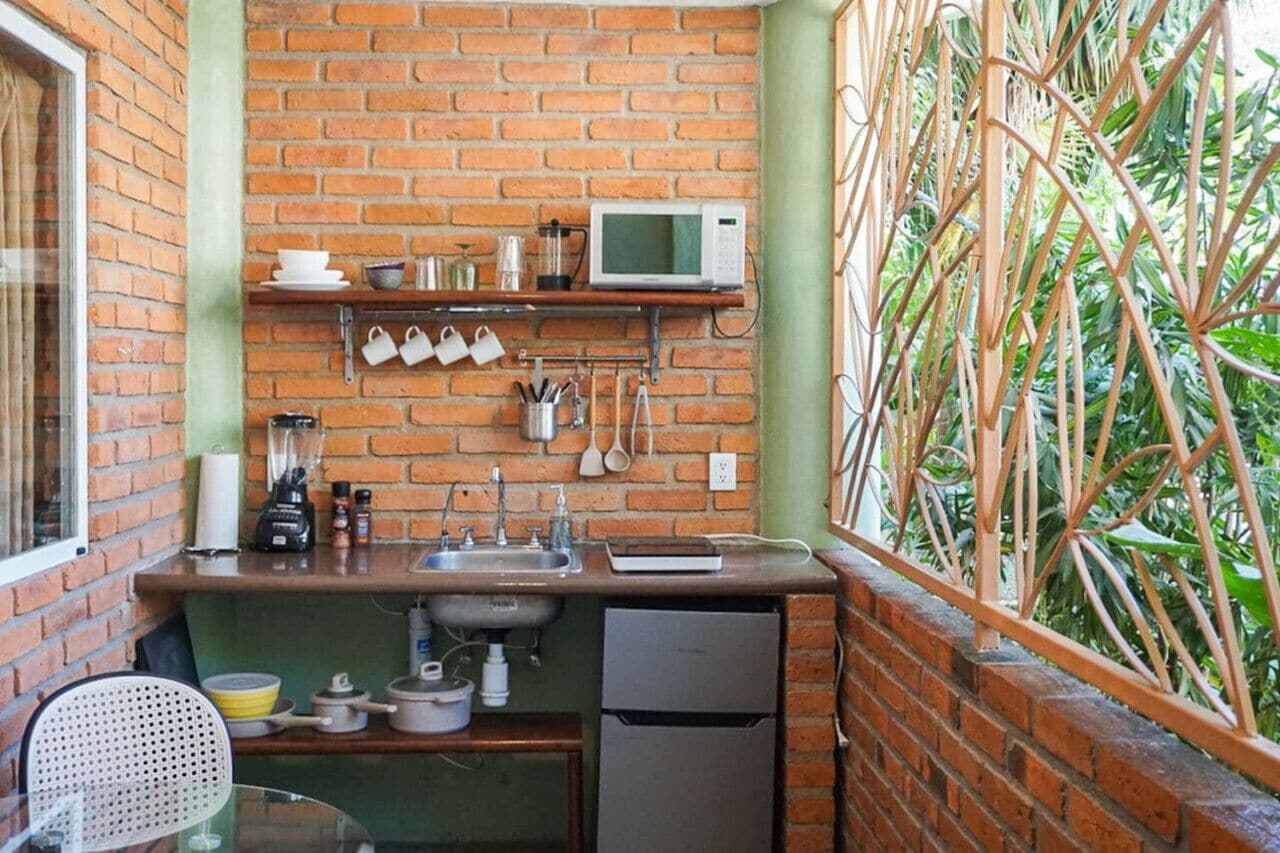 Réfrigérateur, micro-ondes, plaque de cuisson, blender