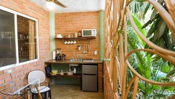 Réfrigérateur, micro-ondes, plaque de cuisson, blender