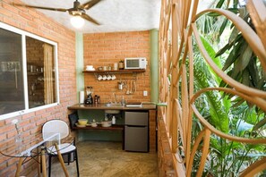 Fridge, microwave, stovetop, blender