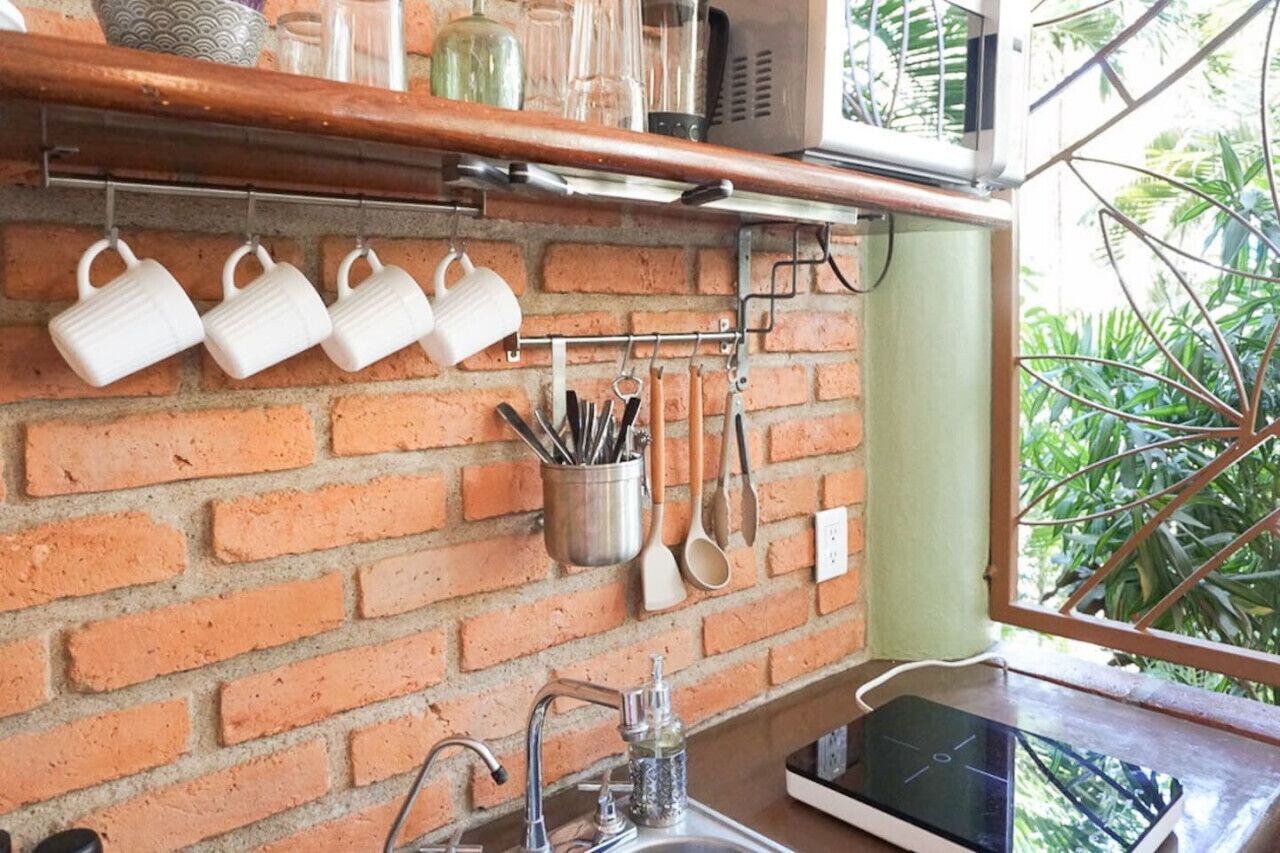 Réfrigérateur, micro-ondes, plaque de cuisson, blender