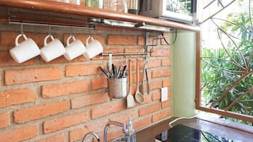 Réfrigérateur, micro-ondes, plaque de cuisson, blender